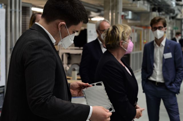 Besuch der Forschungsfabrik am KIT mit Ministerin Bauer